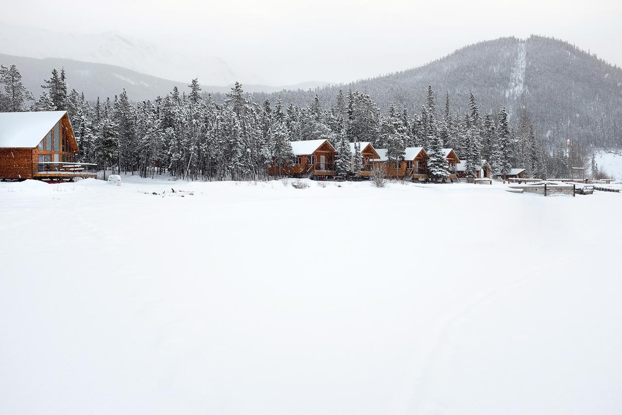 Muncho Lake Northern Rockies Lodge المظهر الخارجي الصورة