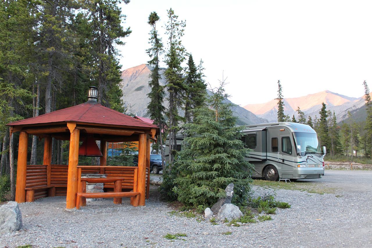 Muncho Lake Northern Rockies Lodge المظهر الخارجي الصورة