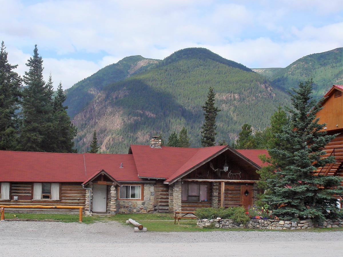 Muncho Lake Northern Rockies Lodge المظهر الخارجي الصورة