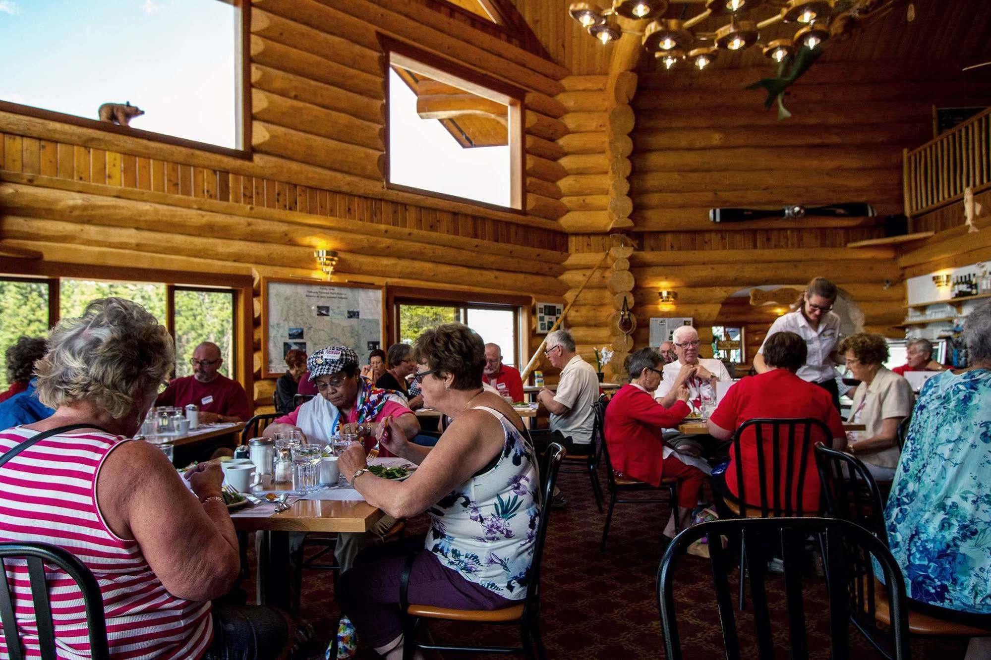 Muncho Lake Northern Rockies Lodge المظهر الخارجي الصورة