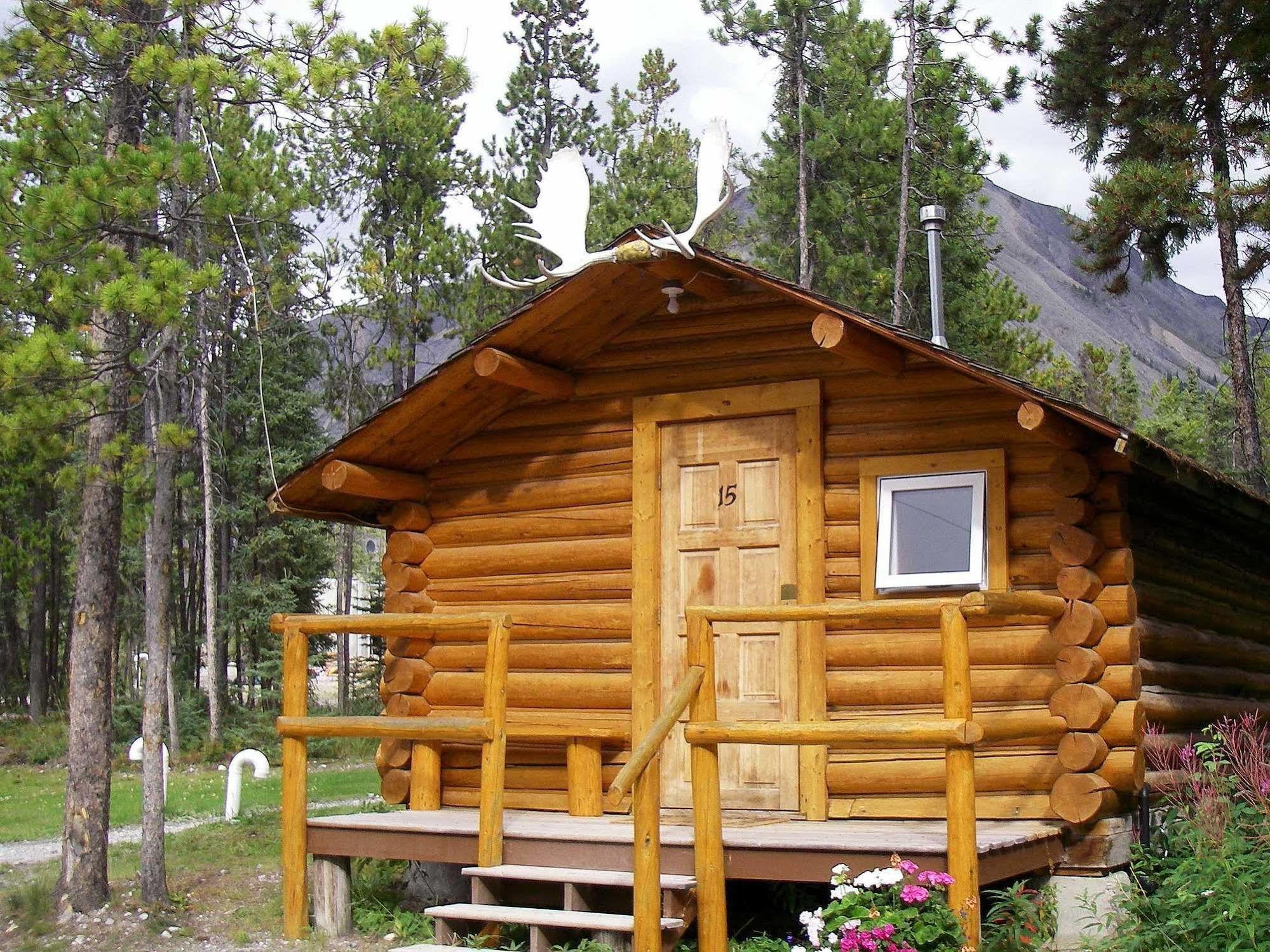 Muncho Lake Northern Rockies Lodge المظهر الخارجي الصورة