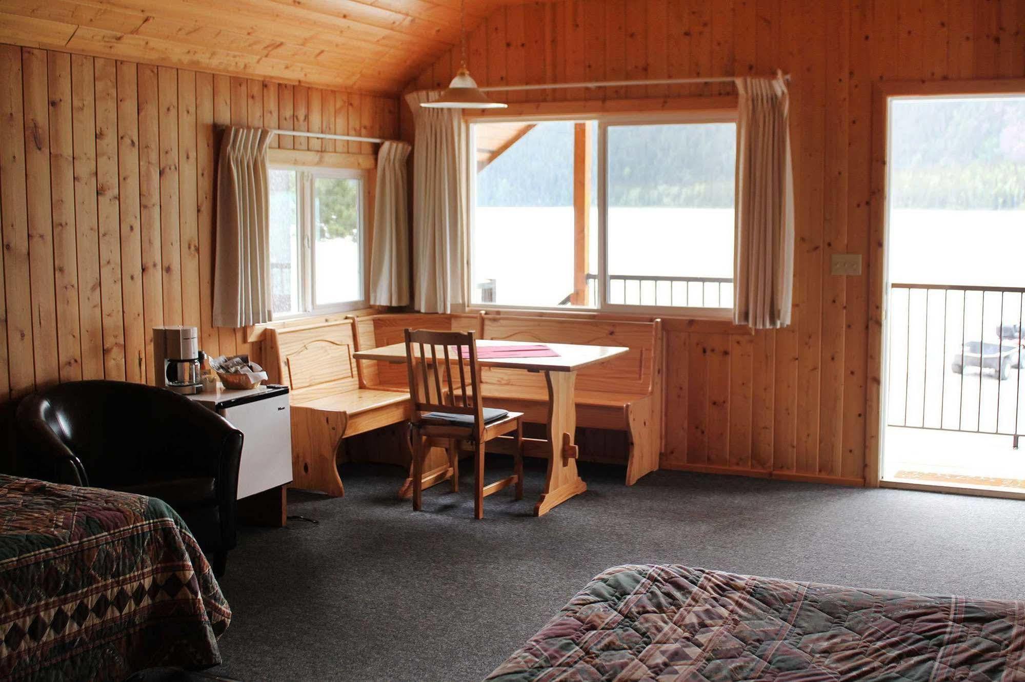 Muncho Lake Northern Rockies Lodge المظهر الخارجي الصورة