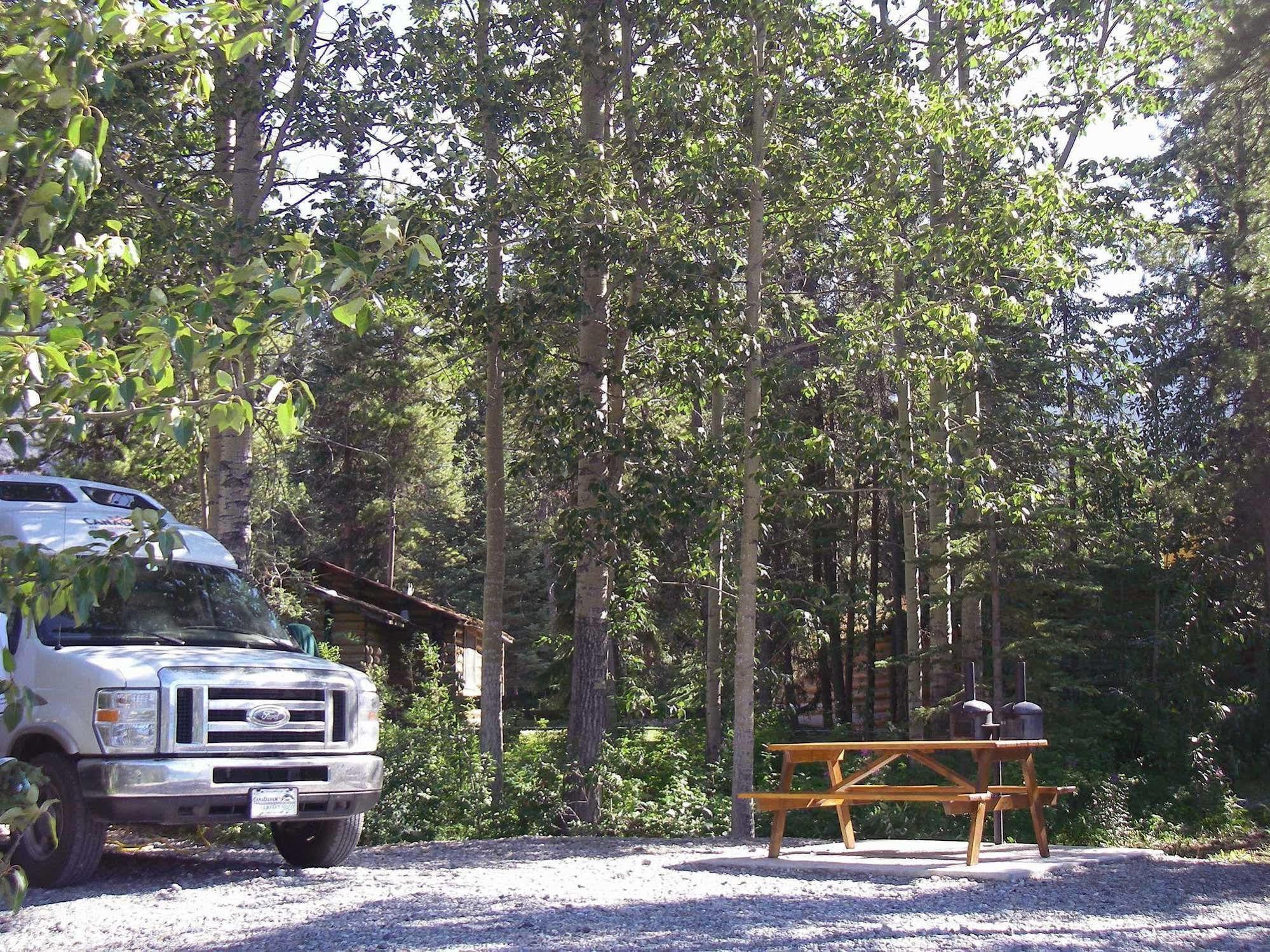 Muncho Lake Northern Rockies Lodge المظهر الخارجي الصورة